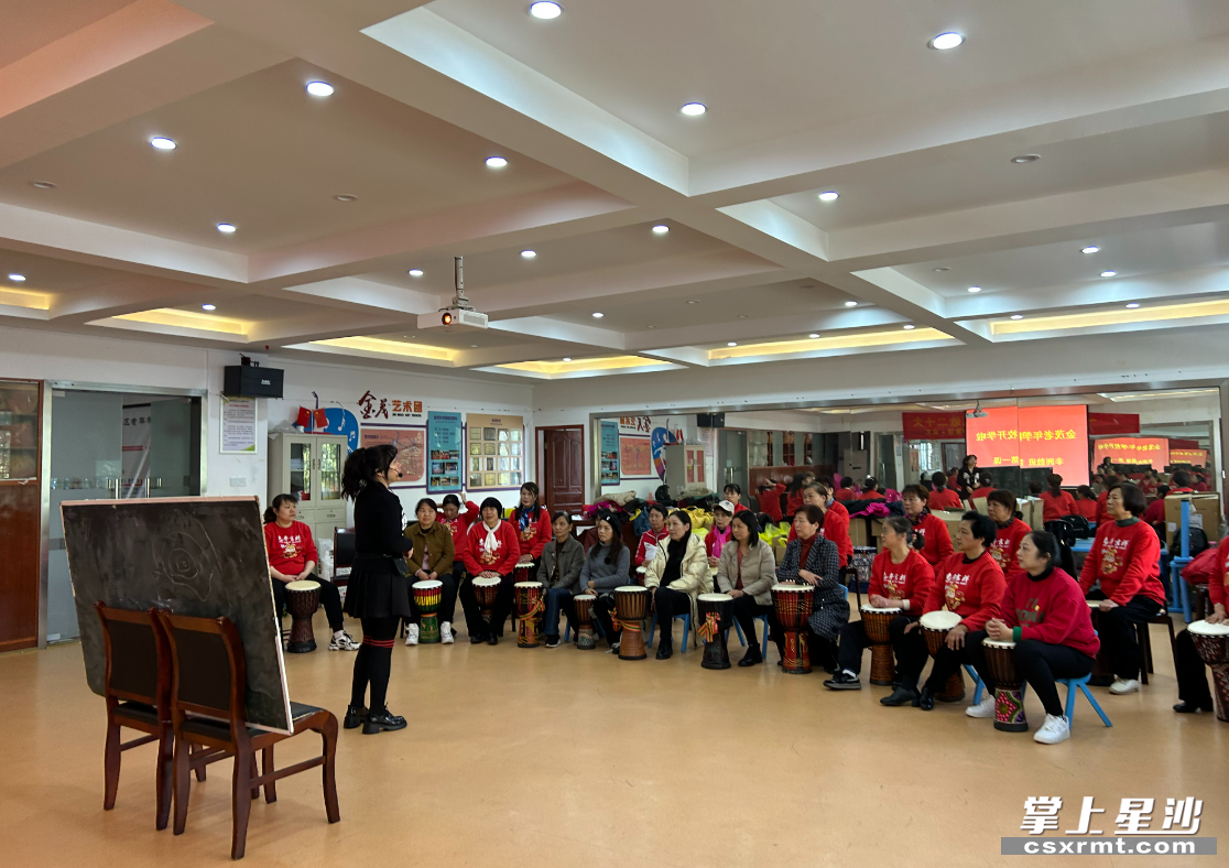 金茂路社区老年大学的非洲鼓班教学。受访者供图