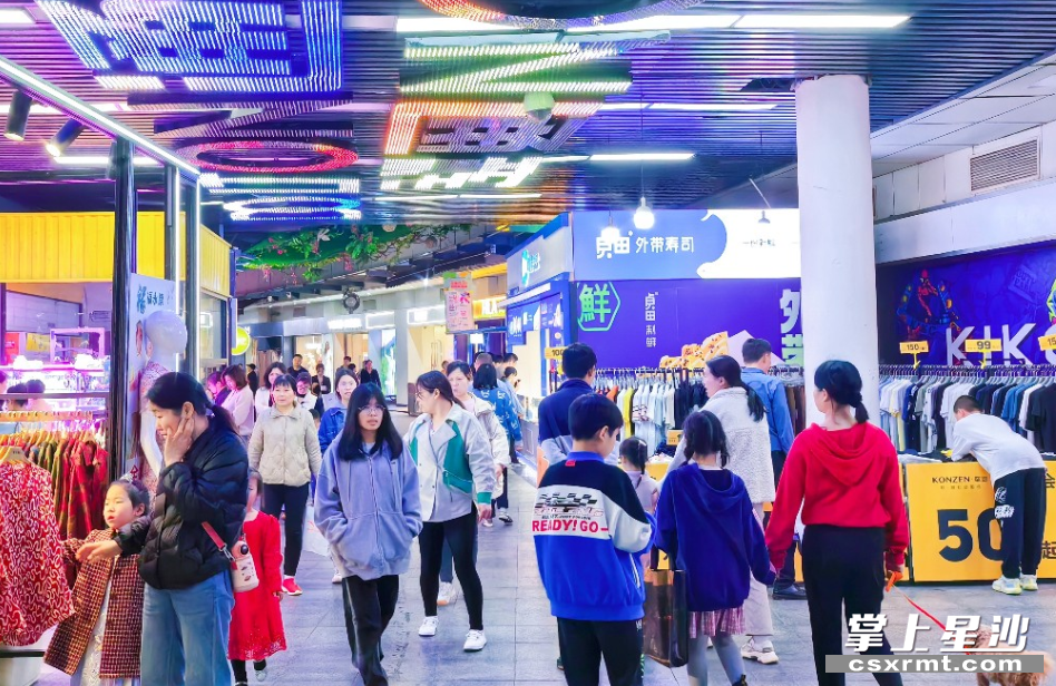 通城商业广场星沙店人气足，带动销售。县商务局供图