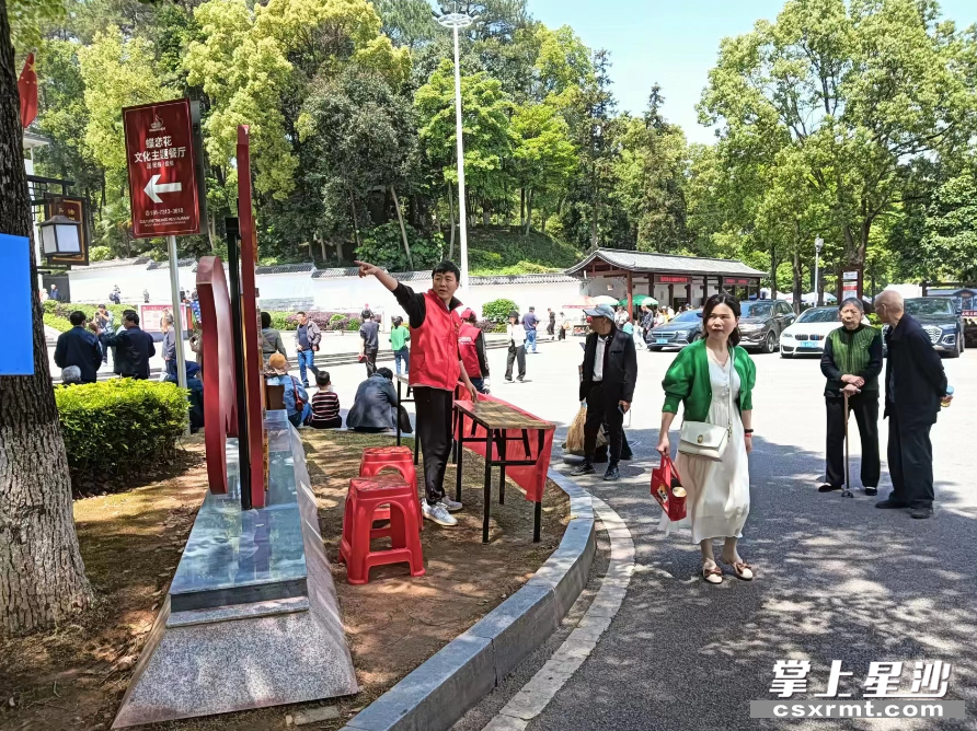 杨开慧纪念馆的志愿者为游客热心服务。 杨开慧纪念馆的志愿者为游客热心服务。