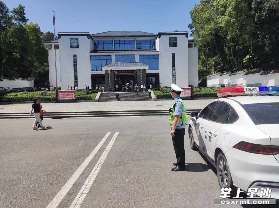 在杨开慧纪念馆门前执勤。 在杨开慧纪念馆门前执勤。