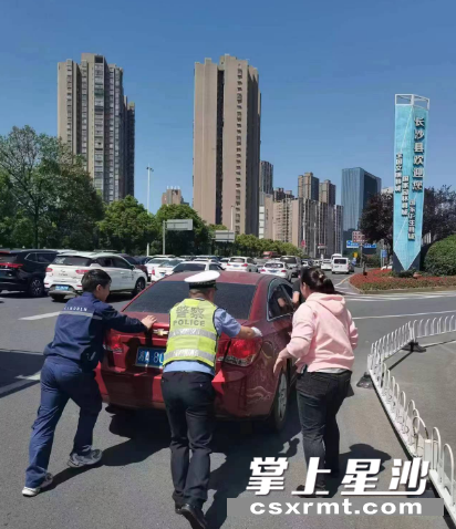 5月1日,长沙县公安局交警大队湘龙中队在长沙收费站出口、卫星路腾辉路口等路段进行交通疏导保畅时,执勤交警帮助车主将抛锚车辆推至路边,摆放好警示三脚架提醒过往车辆,防止引发二次交通事故。 5月1日,长沙县公安局交警大队湘龙中队在长沙收费站出口、卫星路腾辉路口等路段进行交通疏导保畅时,执勤交警帮助车主将抛锚车辆推至路边,摆放好警示三脚架提醒过往车辆,防止引发二次交通事故。