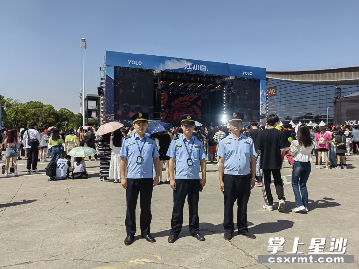 长沙县行政执法局执法人员在长沙会展中心音乐节巡查,维护现场秩序,守护游客安全。 长沙县行政执法局执法人员在长沙会展中心音乐节巡查,维护现场秩序,守护游客安全。