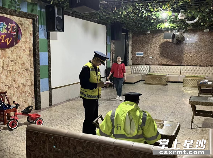 长沙县行政执法局执法人员针对辖区内文娱经营场所开展执法检查。 长沙县行政执法局执法人员针对辖区内文娱经营场所开展执法检查。