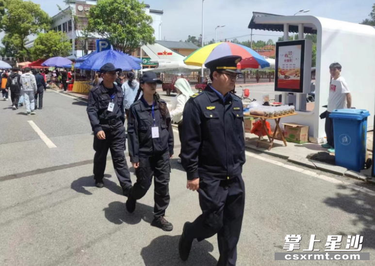 长沙县行政执法局执法人员在开慧镇各景点周边巡逻维持秩序。 长沙县行政执法局执法人员在开慧镇各景点周边巡逻维持秩序。