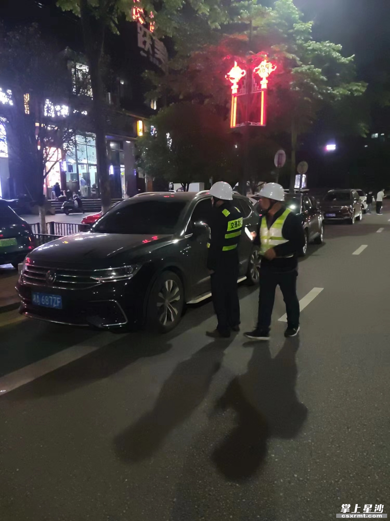 长龙街道组织劝导员和各村(社区)义务巡防队在辖区人员密集区域、重点道路等处巡逻,护航道路安全。 长龙街道组织劝导员和各村(社区)义务巡防队在辖区人员密集区域、重点道路等处巡逻,护航道路安全。