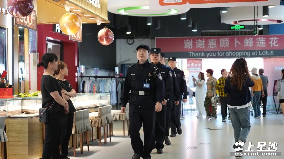 星沙派出所加强社会面动态巡逻。 星沙派出所加强社会面动态巡逻。