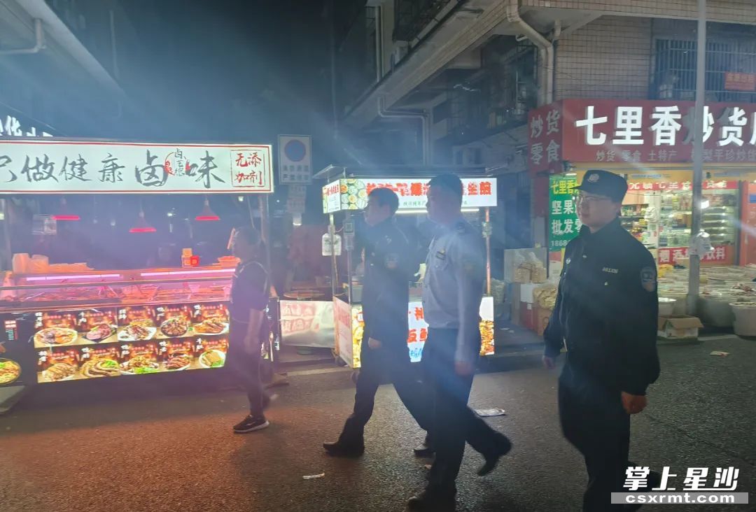 㮾梨派出所在辖区夜市开展巡逻工作,提升群众安全感。 㮾梨派出所在辖区夜市开展巡逻工作,提升群众安全感。