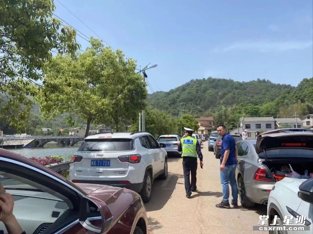 长沙县交警对景区拥堵道路开展疏堵保畅。 长沙县交警对景区拥堵道路开展疏堵保畅。