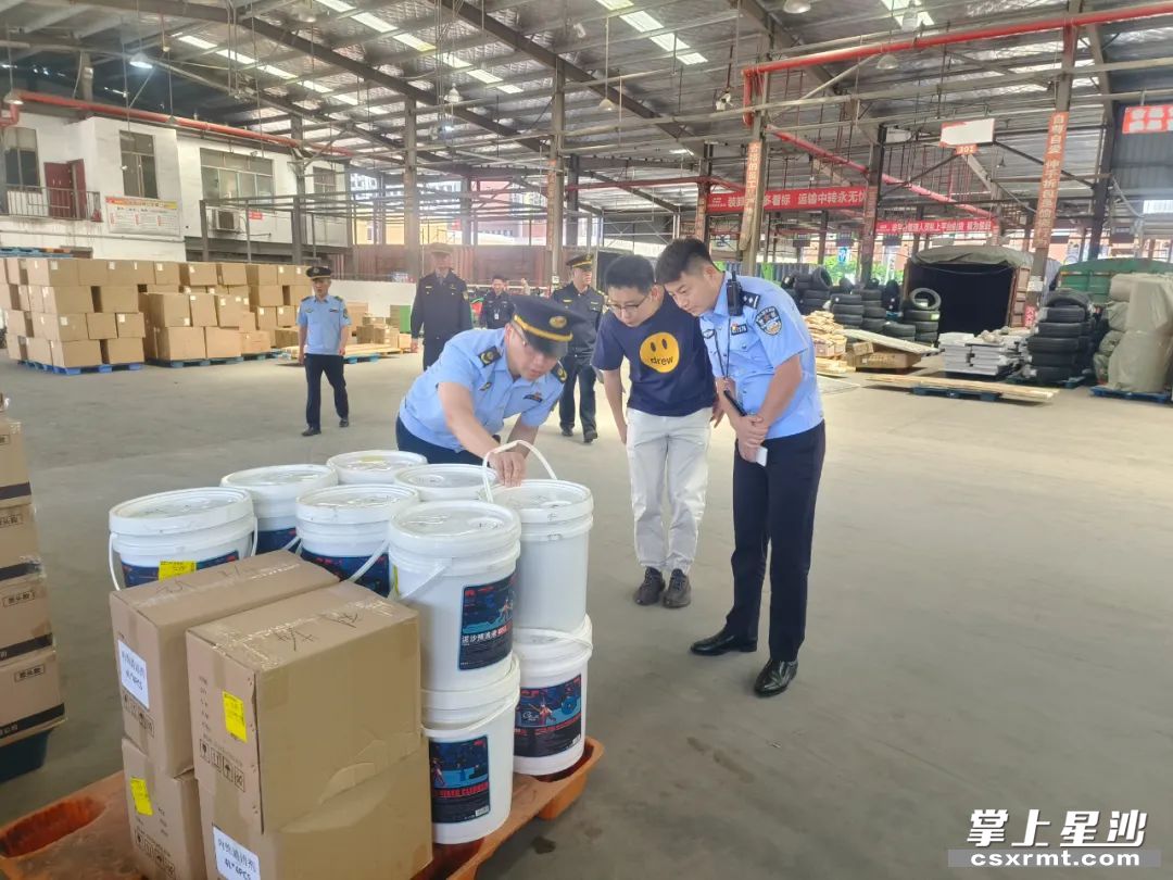 湘龙派出所联合湘龙行政执法队针对辖区重点行业开展安全检查。 湘龙派出所联合湘龙行政执法队针对辖区重点行业开展安全检查。
