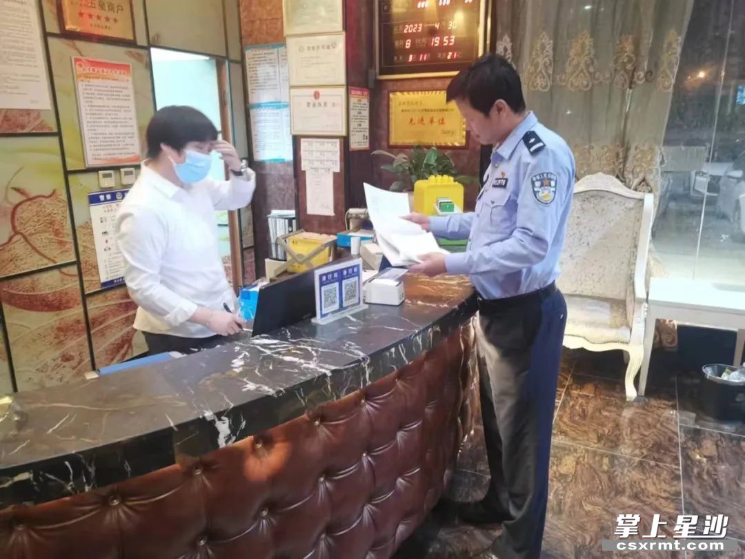 㮾梨派出所对辖区酒店开展“地毯式”检查,全面排查安全隐患。 㮾梨派出所对辖区酒店开展“地毯式”检查,全面排查安全隐患。