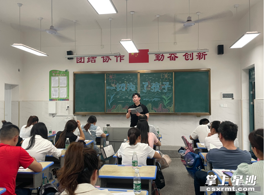 熊驰在给孩子们上课。杨源 摄