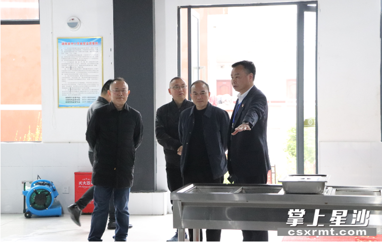 评估组专家现场考察学校设施。均为学校供图