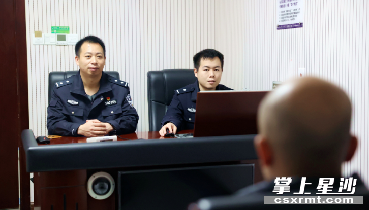 图为彭思翰（右）与师傅段红阳在审讯一名犯罪嫌疑人。 均为盛磊 摄