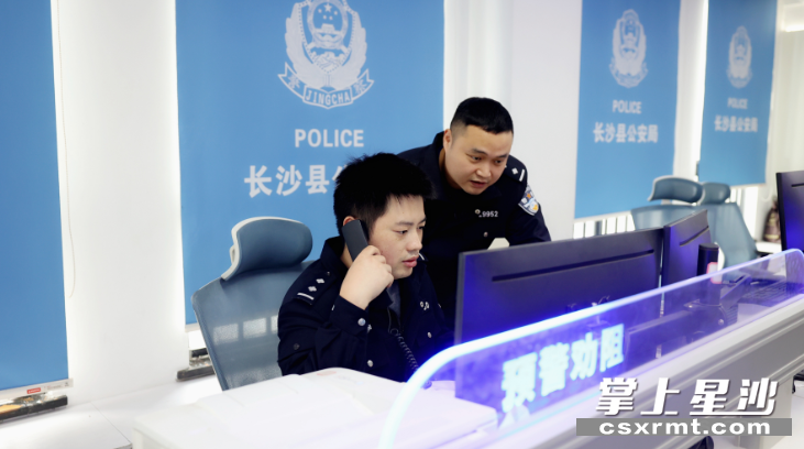 图为陶新兴（左）在师傅王诚辰指导下开展反诈预警劝阻。