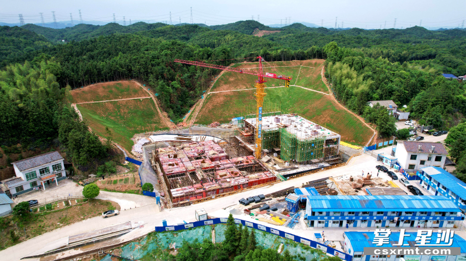 图为长沙县果园镇卫生院扩建项目施工现场。盛磊 摄 图为长沙县果园镇卫生院扩建项目施工现场。盛磊 摄