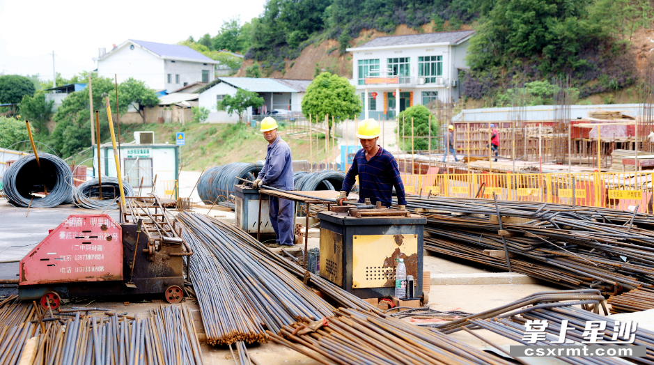 图为工人进行施工作业。盛磊 摄 图为工人进行施工作业。盛磊 摄