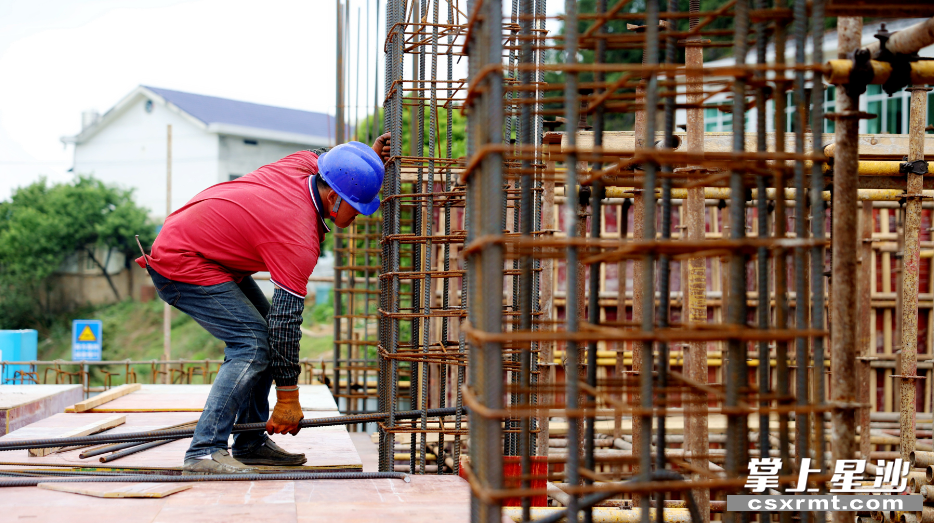 图为工人进行施工作业。盛磊 摄 图为工人进行施工作业。盛磊 摄