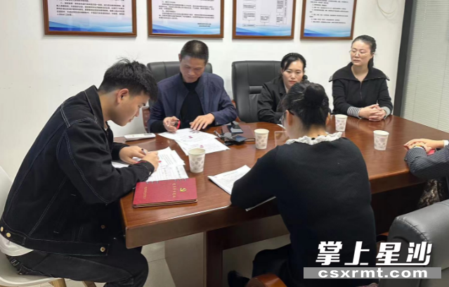图为调解现场。街道供图