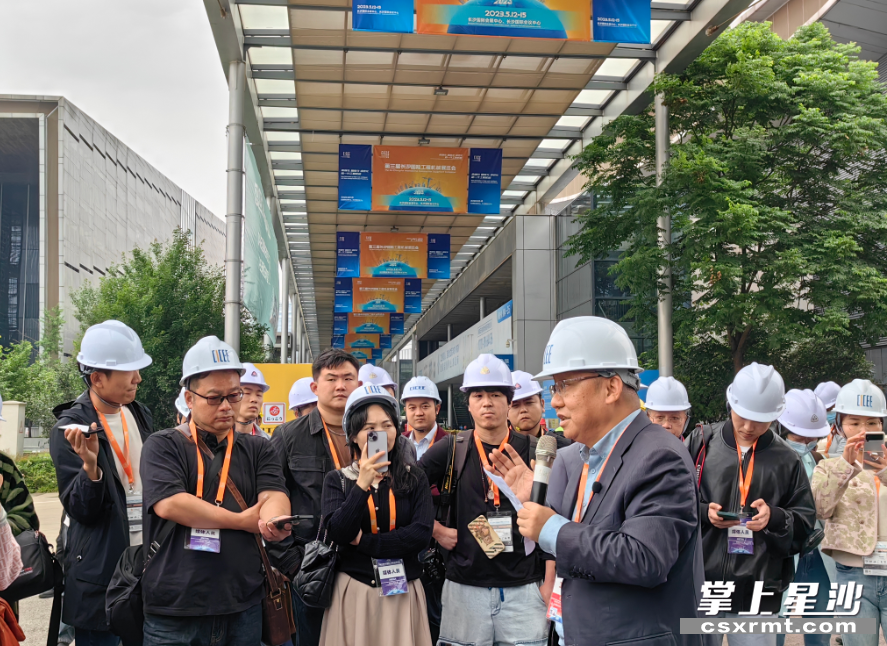 图为观摩现场。均为李丹 摄 图为观摩现场。均为李丹 摄