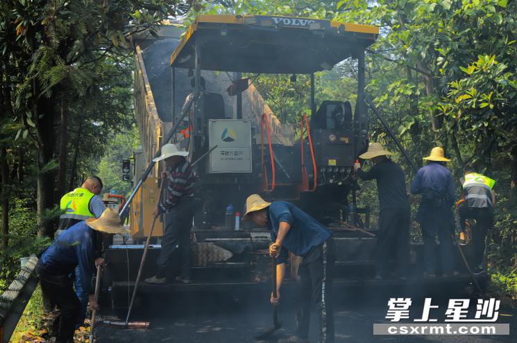 图为施工现场。均为张庆 摄