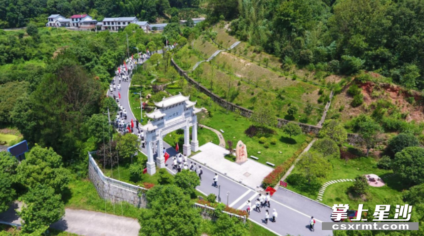 影珠山景区游人如织。