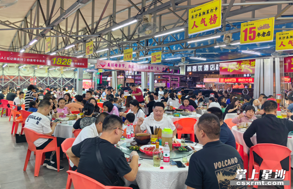 红记美食村食客满座。李丹 摄