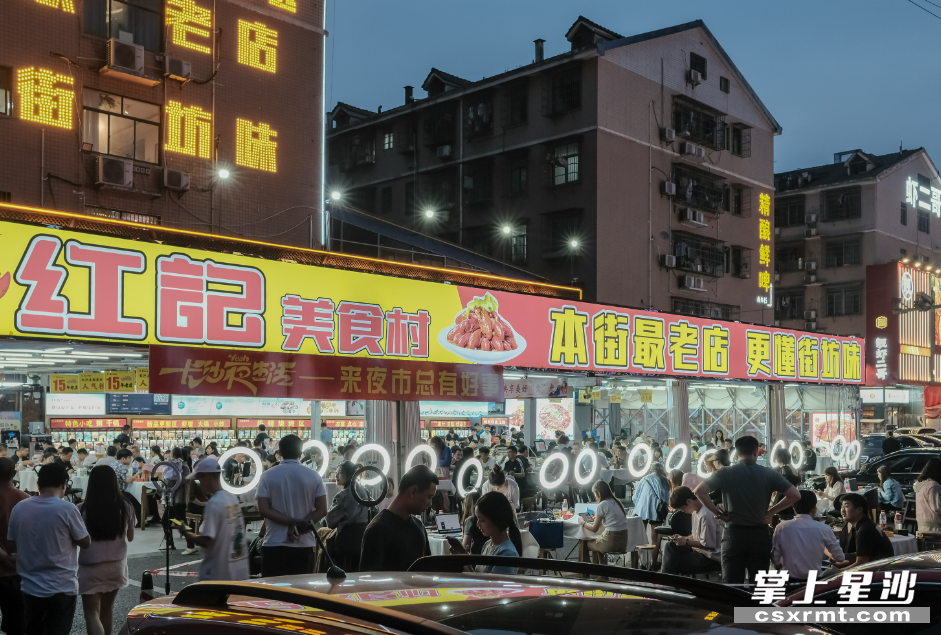 红记美食村人气火爆。曹向东 摄