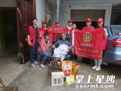 图为志愿者们为杨利平一家送去慰问品。均为果园镇 供图