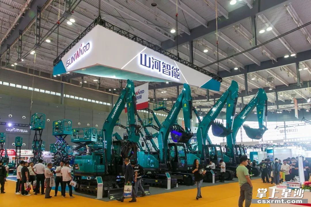 山河智能在展馆设计上考虑以简洁大气,绿色环保为主.谭园 摄