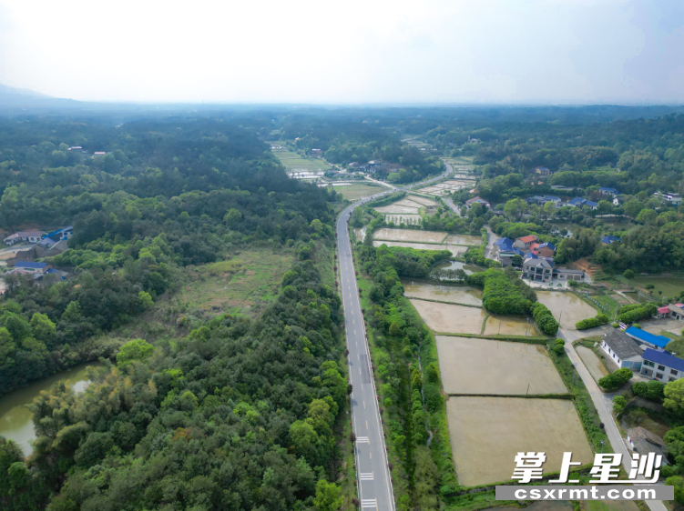 长沙县近年来全力推进“四好农村路”建设,让村民享受交通便利,让乡村旅游火热起来。 长沙县近年来全力推进“四好农村路”建设,让村民享受交通便利,让乡村旅游火热起来。
