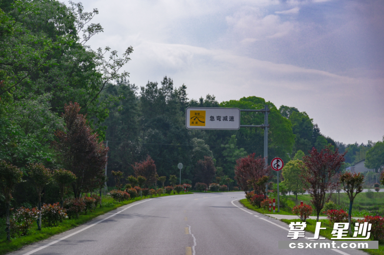 长沙县以“路长制”为抓手,全力做好农村公路养护工作,保障群众出行安全。 长沙县以“路长制”为抓手,全力做好农村公路养护工作,保障群众出行安全。