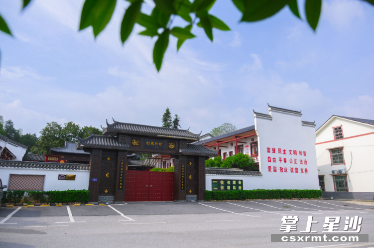 在开慧镇,农村公路养护常态化进行,进一步提高道路承载运输能力。 在开慧镇,农村公路养护常态化进行,进一步提高道路承载运输能力。