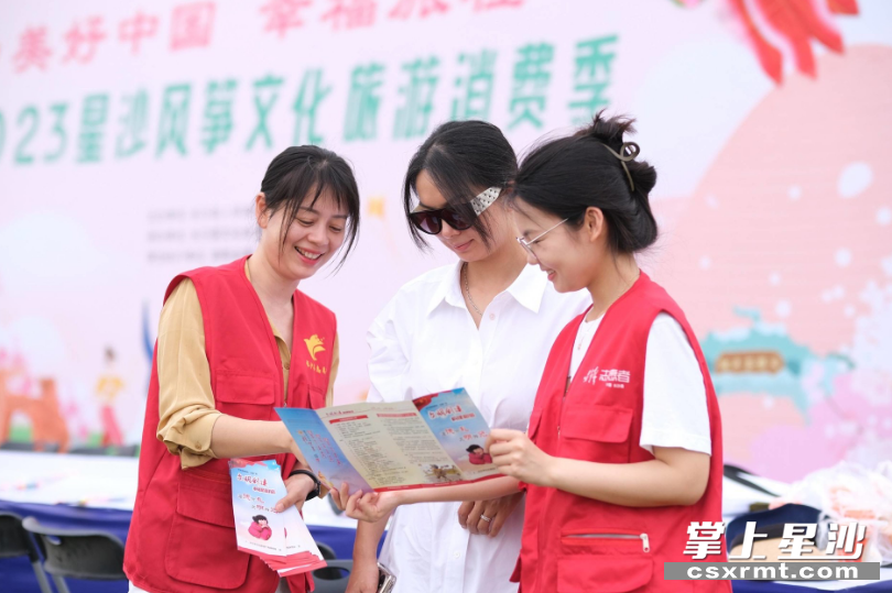 县文旅局工作人员劝导游客文明旅游。