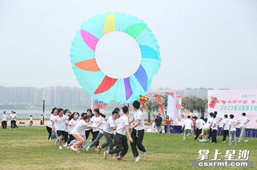 风筝协会专业人员指导游客放飞大型风筝。