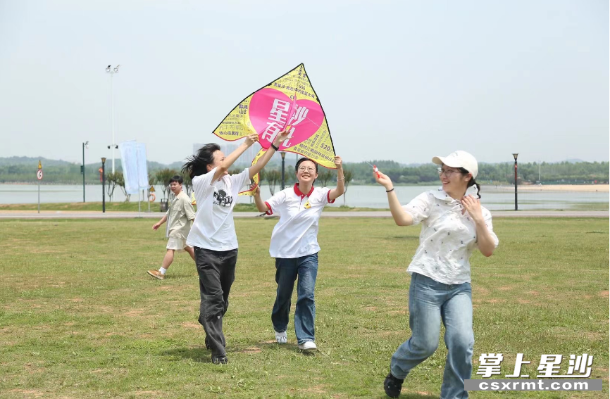 市民在松雅湖畔放飞风筝。