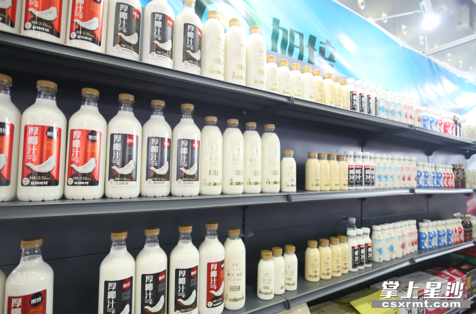 湖南旭培食品有限公司展区内陈列了十余种饮品。