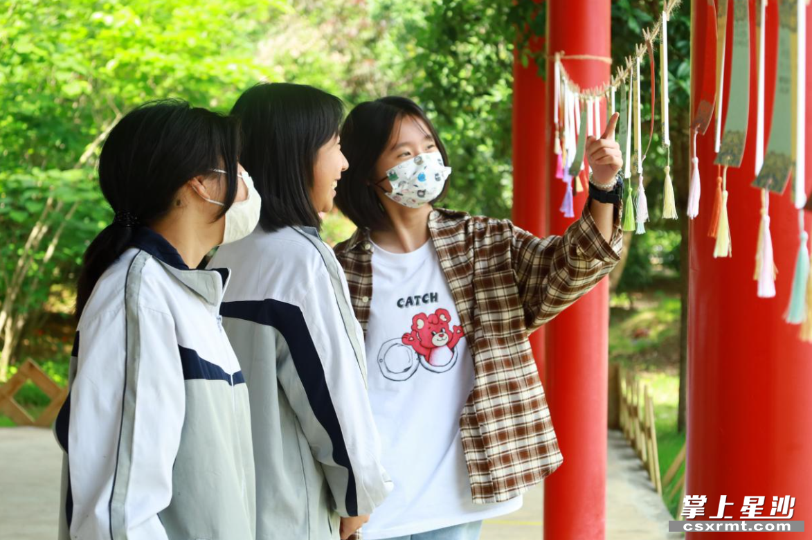 课间，金井中学的学生们到长廊上察看祝福卡片。均为 王箫 摄