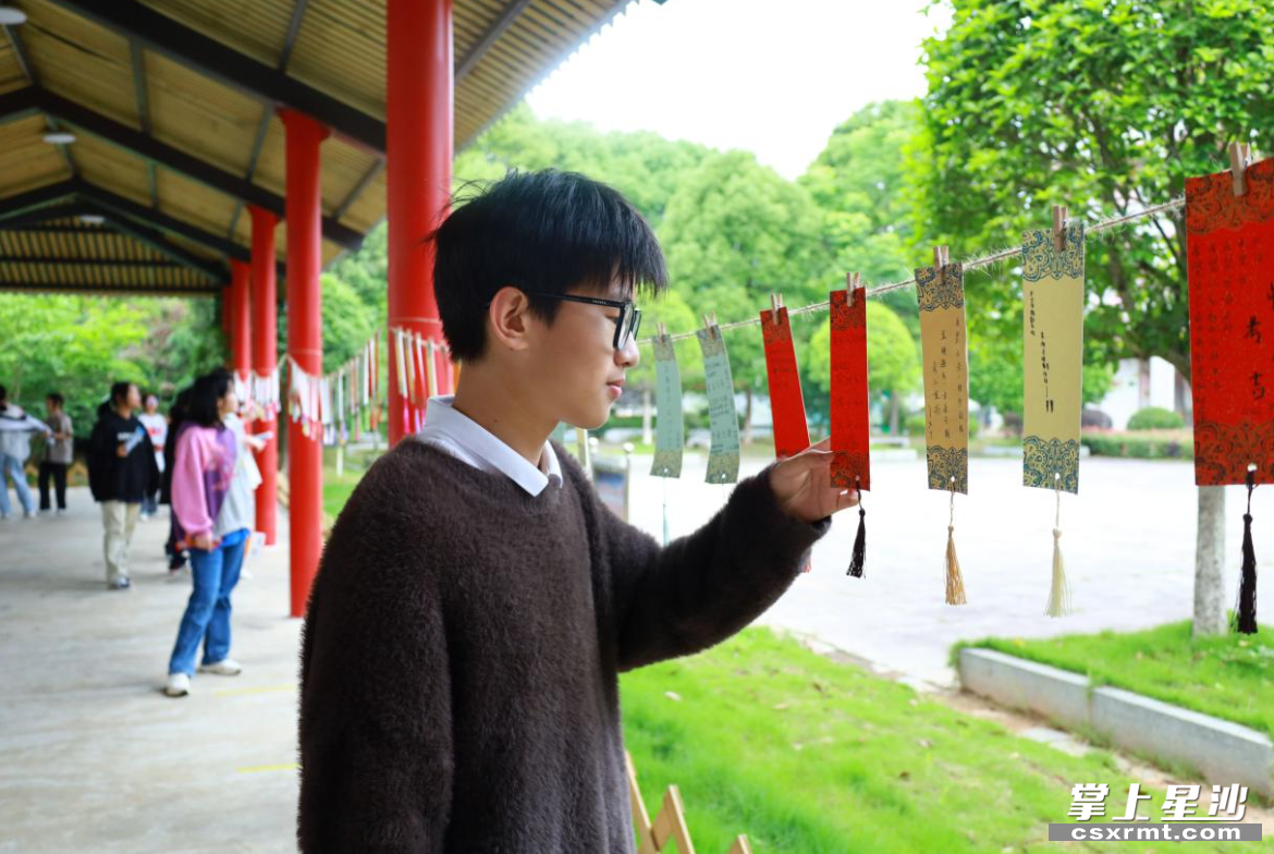 初三学生介绍他的祝福卡片。