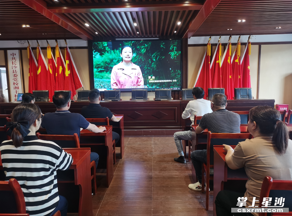在湘丰村村部,党员干部一同观看《劳动铸就中国梦》教育片。 在湘丰村村部,党员干部一同观看《劳动铸就中国梦》教育片。