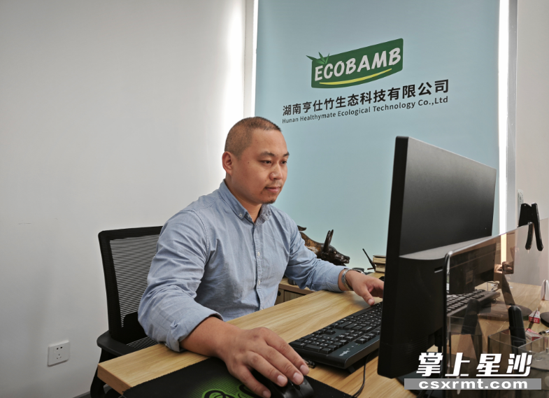 胡燕军在蚂蚁筑梦空间办公。陈晨 摄