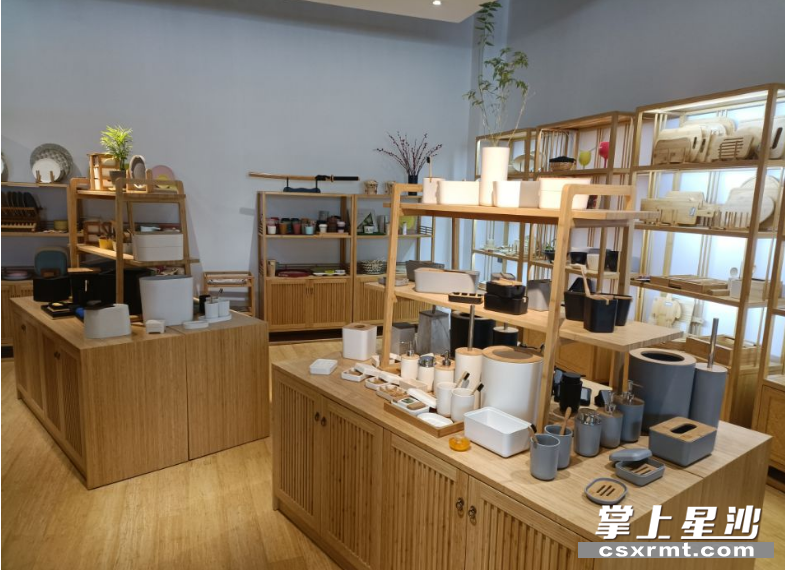 图为公司竹纤维产品展示台。受访者供图