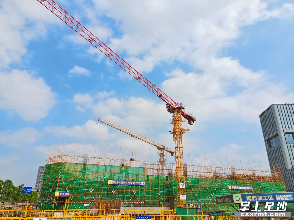 星沙产业基地自贸总部大楼项目建设施工现场。