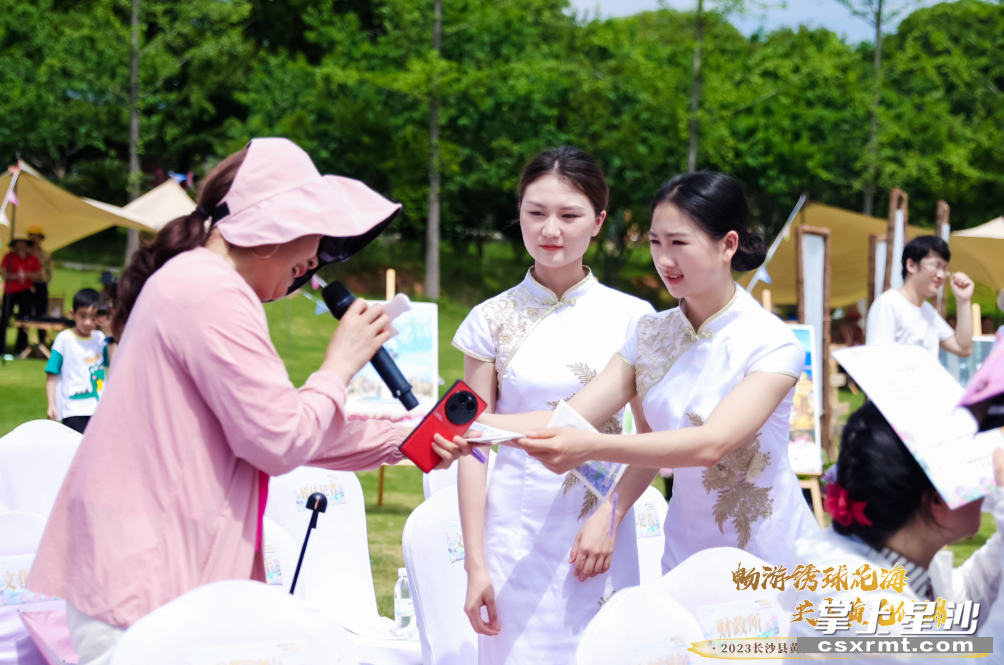 与游客互动，并送上礼品、旅游券。