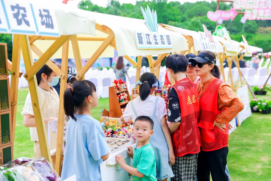 游客打卡活动集市区。