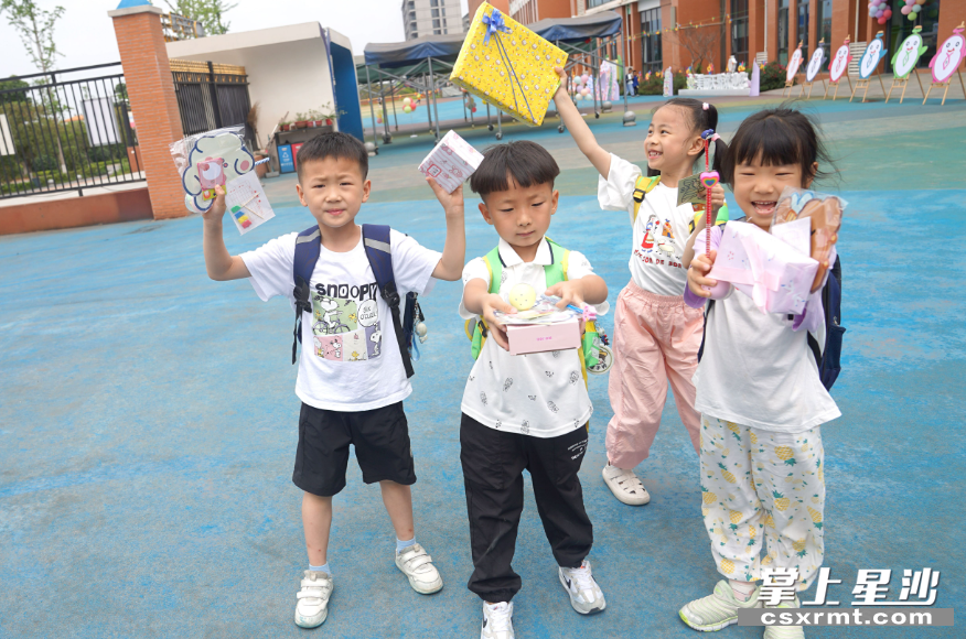 孩子们开心地展示寻到的宝贝。 孩子们开心地展示寻到的宝贝。