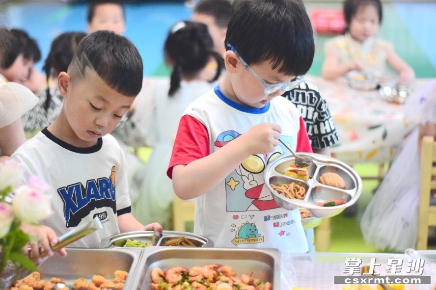 孩子们尽情享用自助餐。 孩子们尽情享用自助餐。