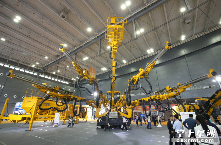 第三届长沙国际工程机械展“大国重器”齐亮相，也带来颇多人流量。