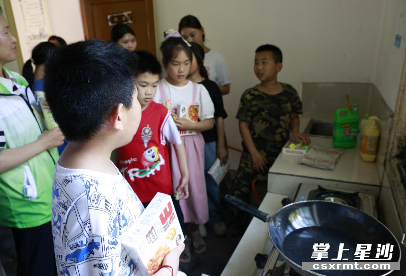 在厨房煮面，现场教授注意事项及处理方法。