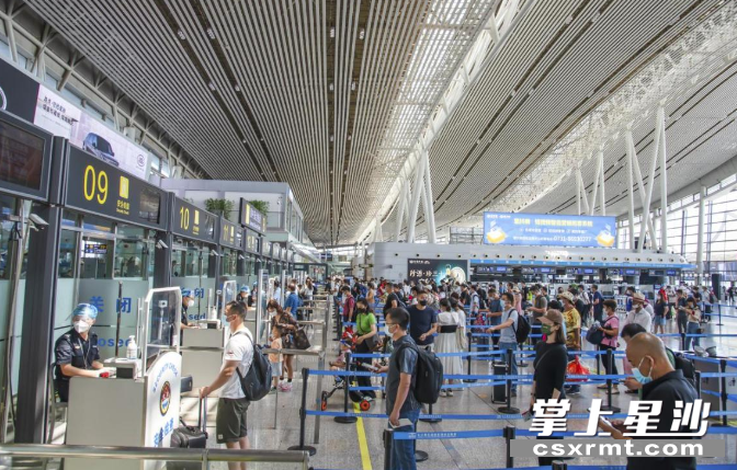 图为今年五一小长假期间，长沙黄花机场客流增长明显。 长沙机场供图