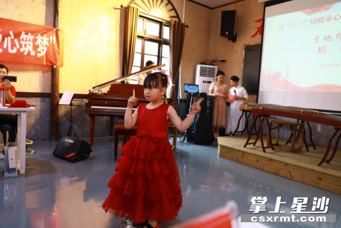 白石源村的孩子主动上台表演。